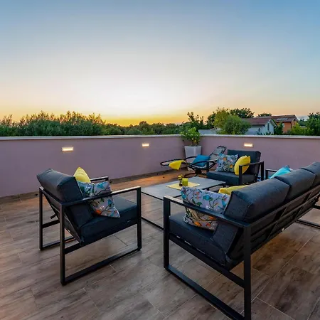 Lovely In With Sauna Nyaraló Peroj